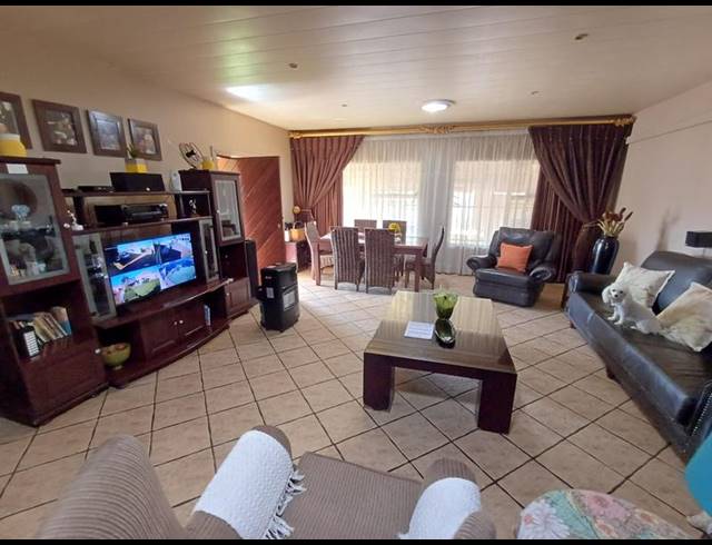 3 BEDROOM TOWNHOUSE FOR SALE IN ARCON PARK